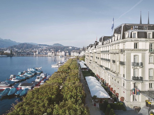 Grand Hotel National Luzern mit Luzern im Hintergrund