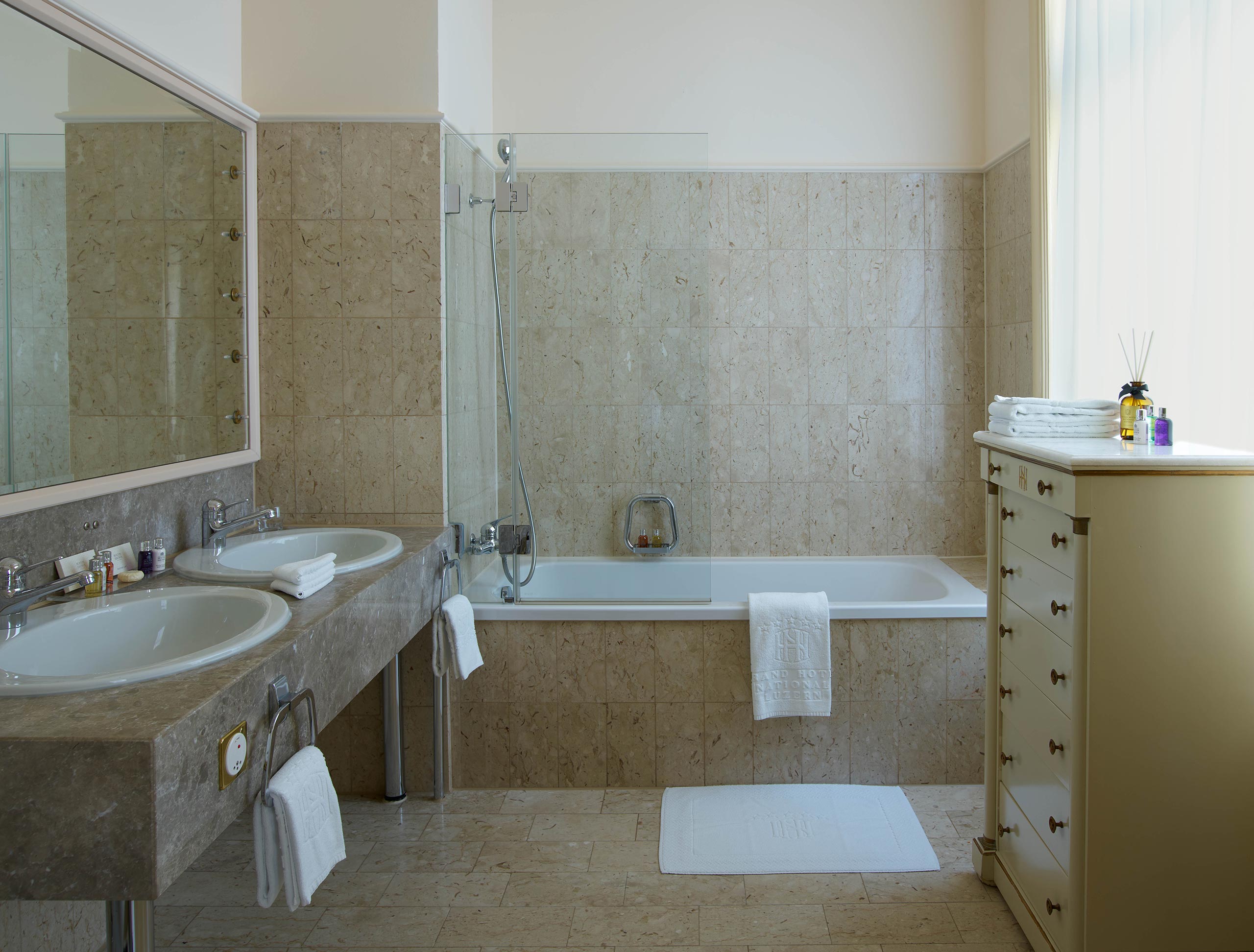 Marmorbadezimmer mit Badewanne