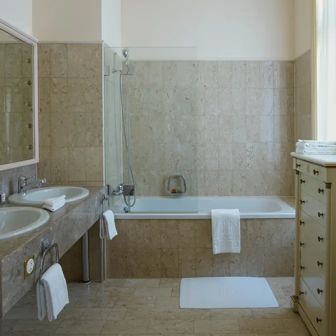 Marmorbadezimmer mit Badewanne
