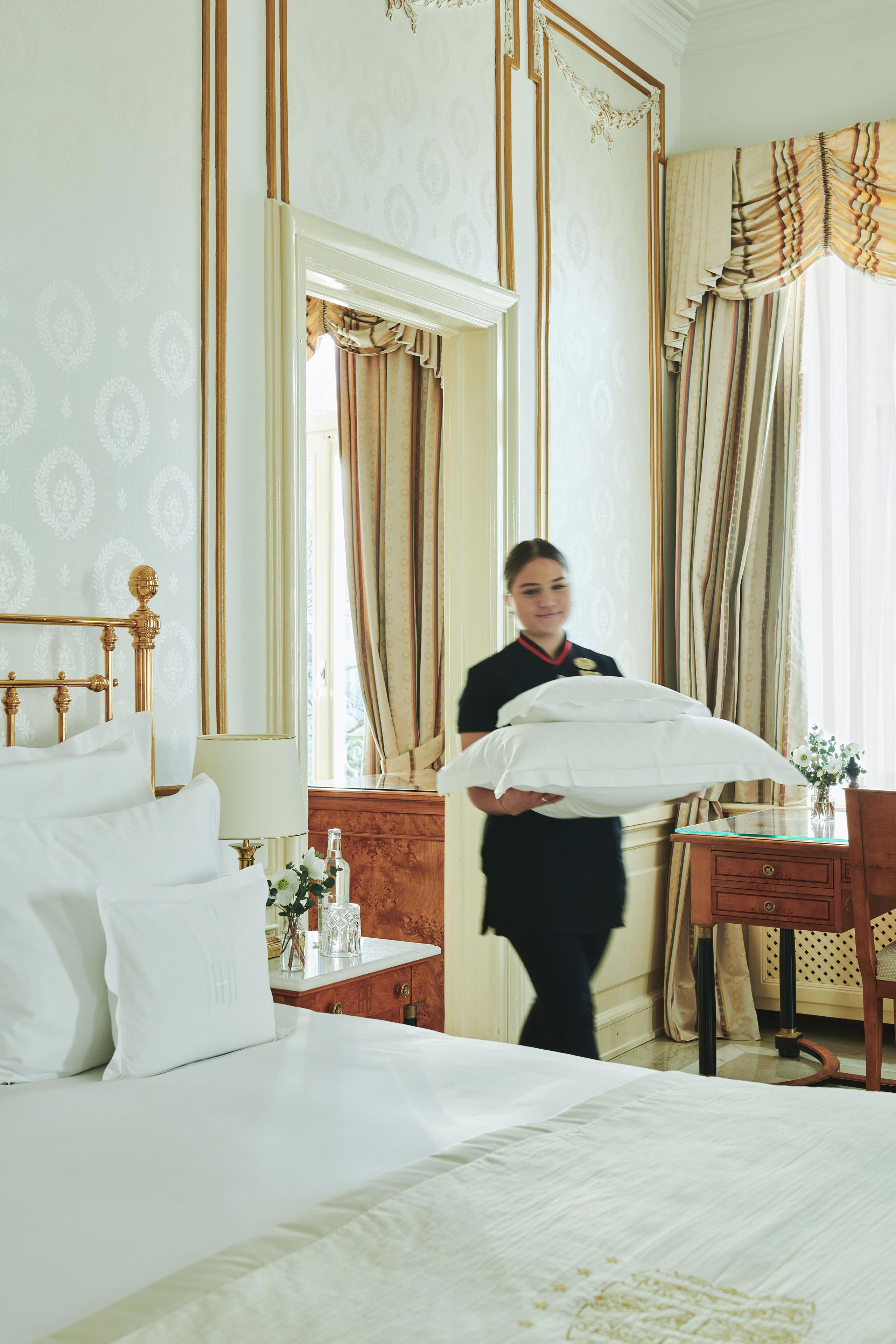 Zimmermädchen mit Kissen