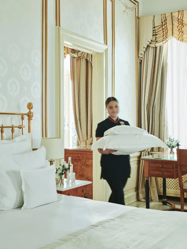 Zimmermädchen mit Kissen