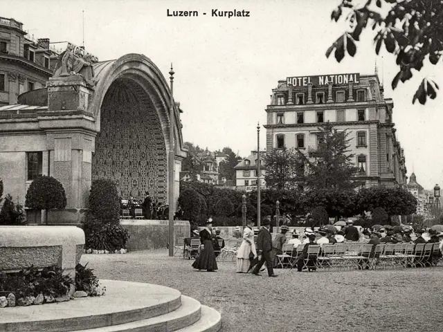 Kurplatz Luzern mit Grand Hotel National im Hintergrund