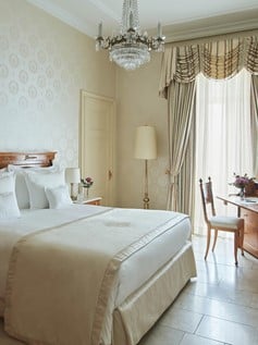 Helles Zimmer im Empirestil
