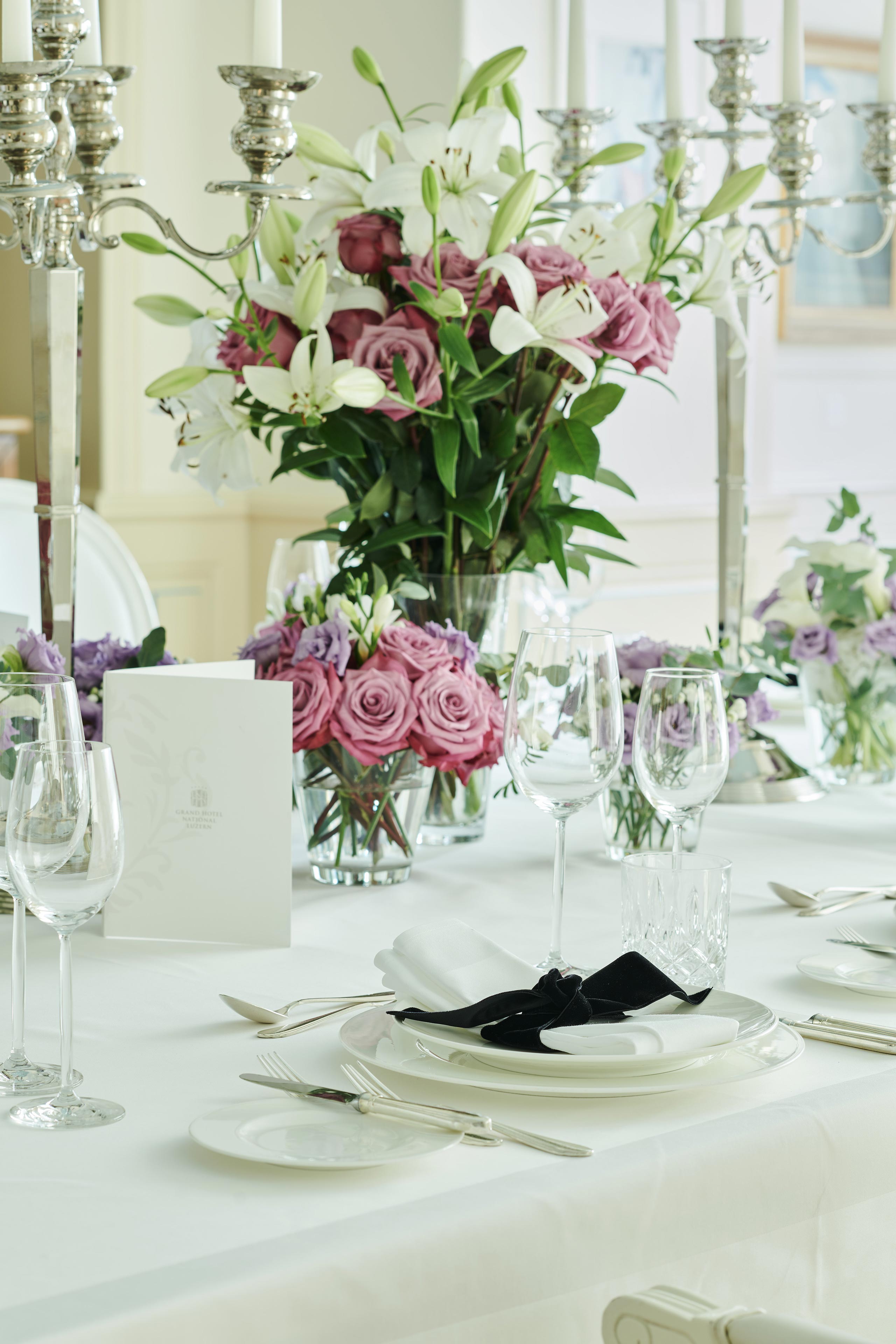  Bankett Detailaufnahme weiss gedeckter Tisch mit Blumnpracht