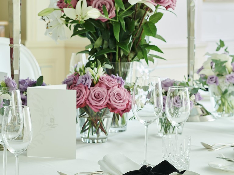 Bankett Detail Bankett Detailaufnahme weiss gedeckter Tisch mit Blumnpracht