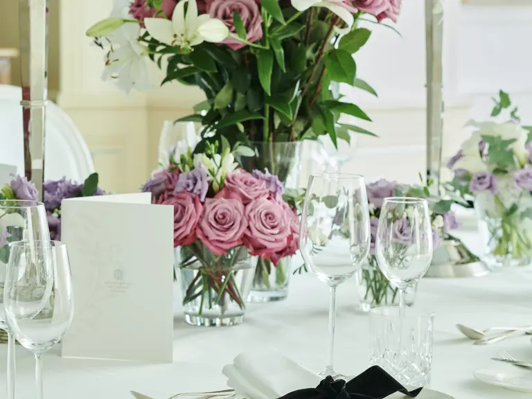 Bankett Detail Bankett Detailaufnahme weiss gedeckter Tisch mit Blumnpracht