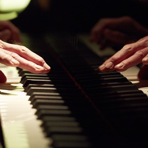 Close up Hand über Pianotasten
