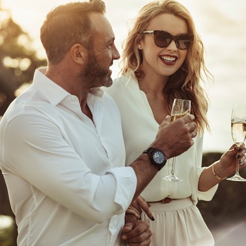 Time for Two  Special Package  5* Hotel Luzern Verliebtes Paar am Champagner trinken