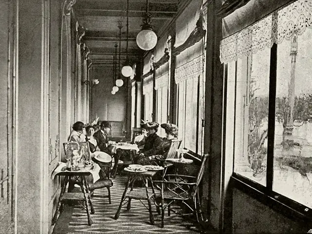 Grand Hotel National Luzern vestibule mit Damen - historisches Bild+