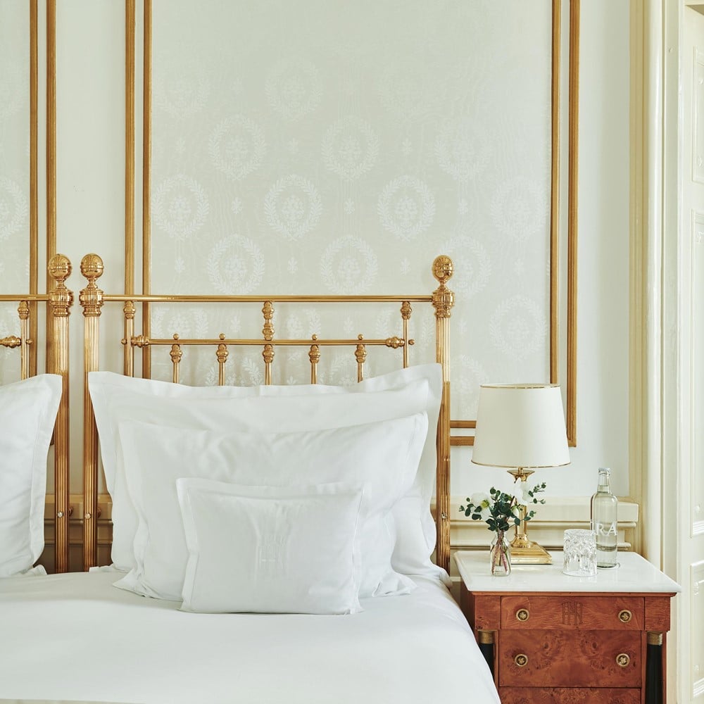 Room Detail Detailaufnahme Bett Kopfkissen und Nachttisch