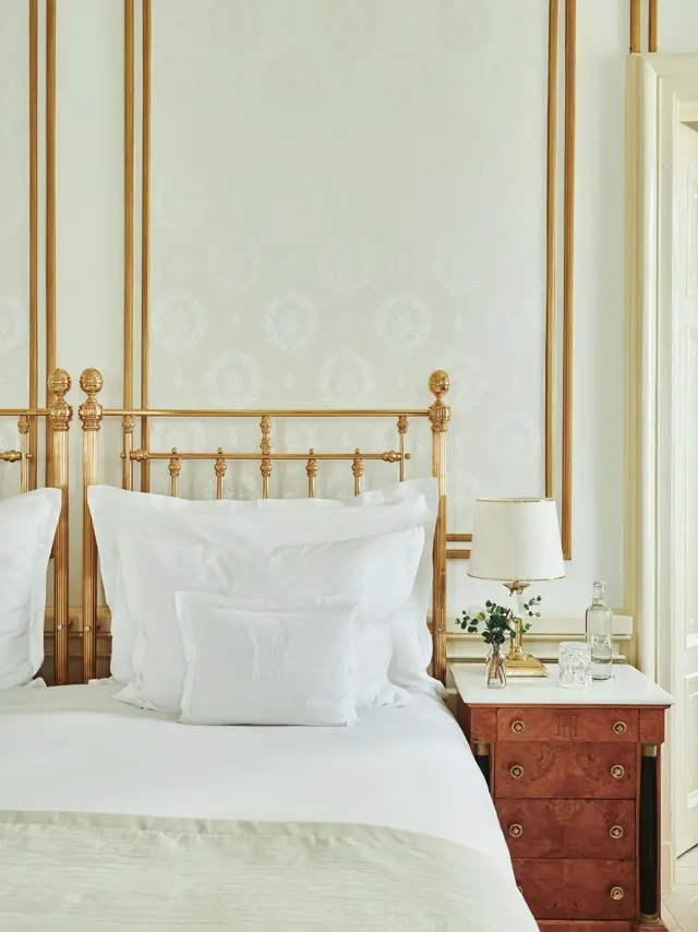 Detailaufnahme Bett Kopfkissen und Nachttisch