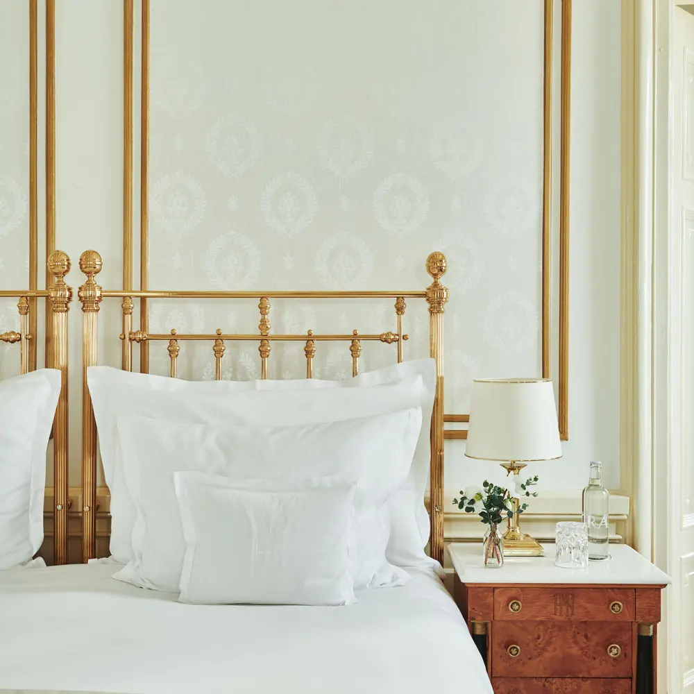 Room Detail Detailaufnahme Bett Kopfkissen und Nachttisch