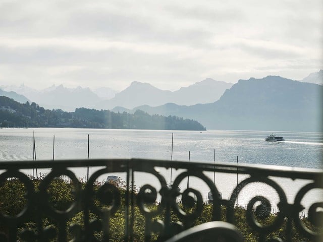 Blick auf Vierwaldstättersee und Berge vom Grand Hotel National Luzern