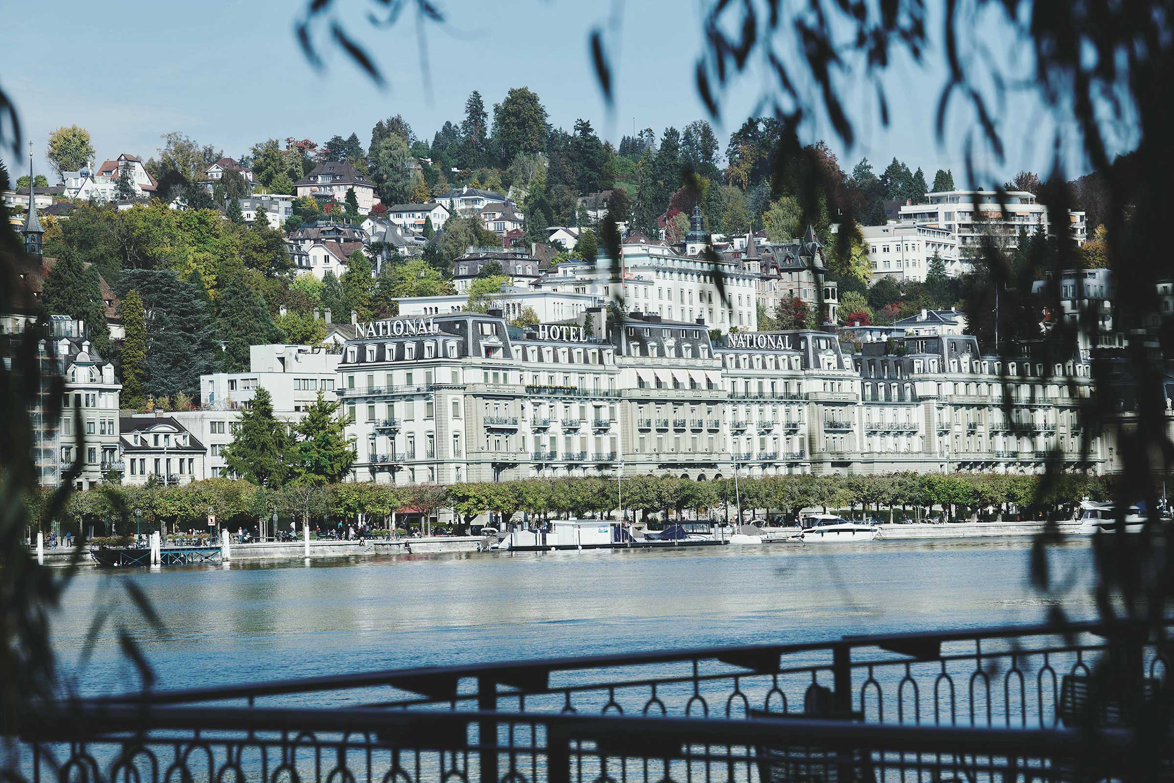 Blick auf Grand Hotel National Luzern vom anderen Seeufer