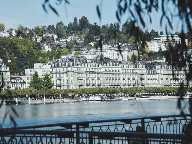 Blick auf Grand Hotel National Luzern vom anderen Seeufer