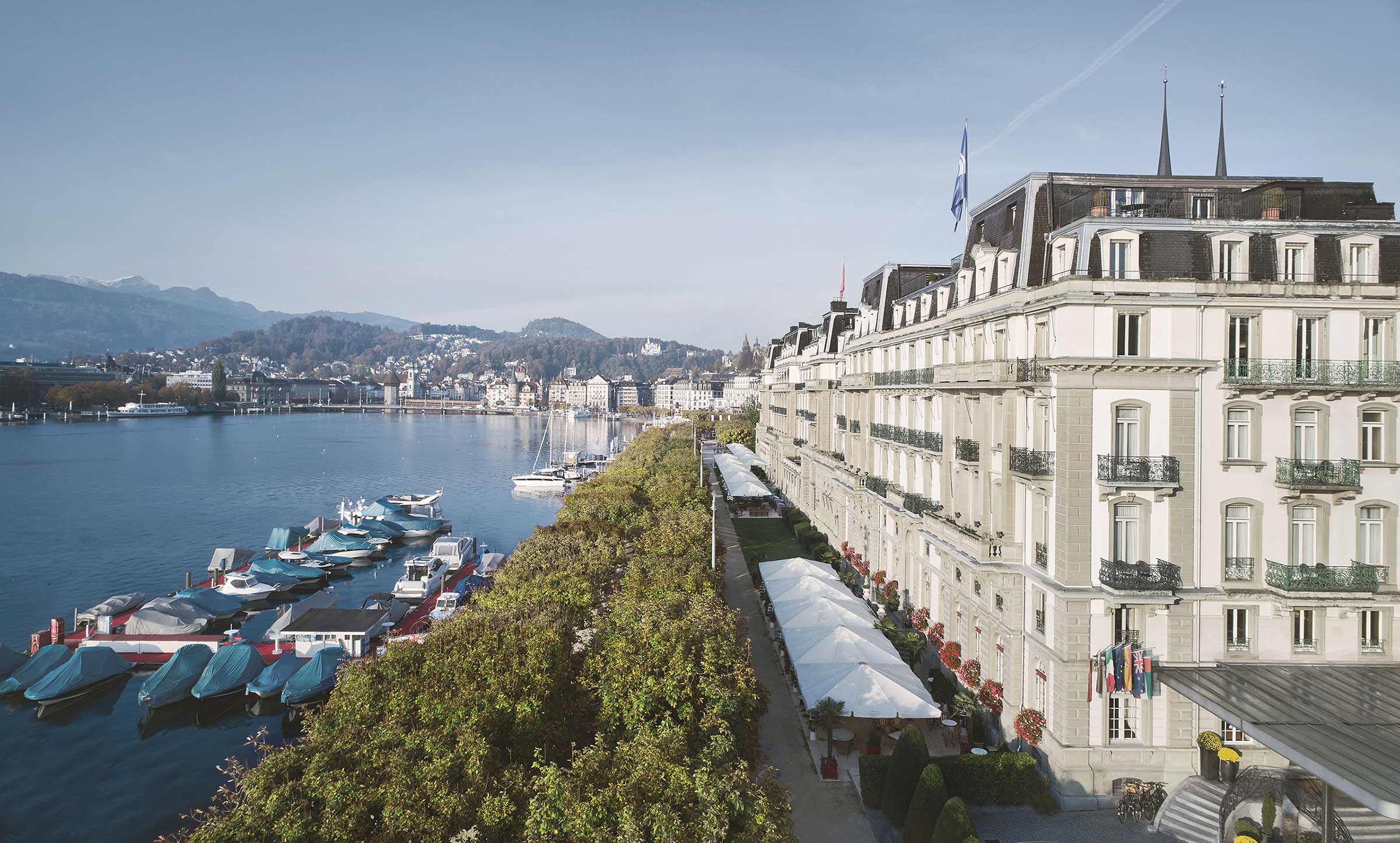 Grand Hotel National Luzern mit Luzern im Hintergrund