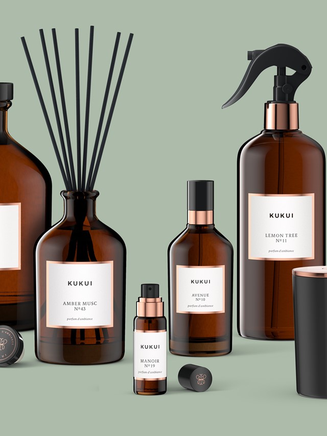 Room Service Serviererin auf rotem Teppich