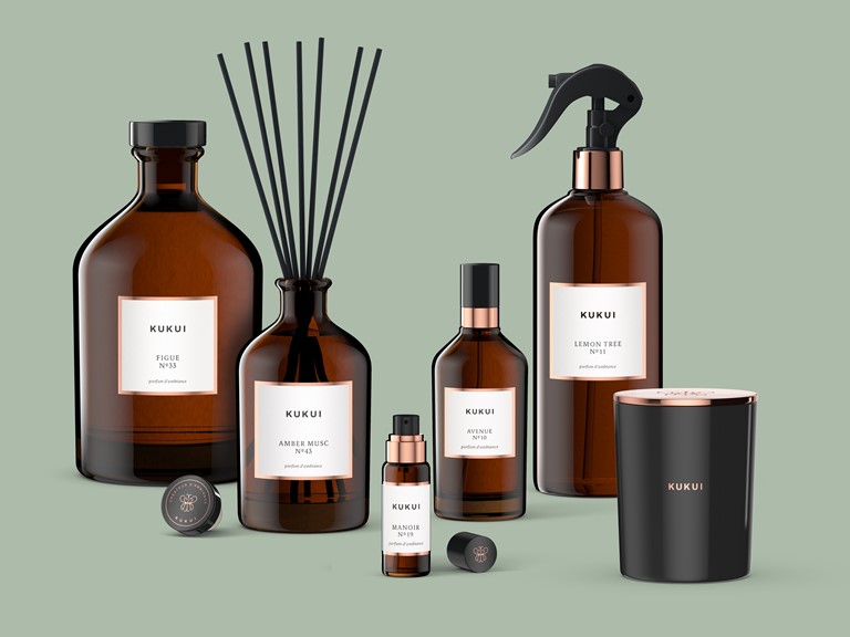 Room Service Serviererin auf rotem Teppich