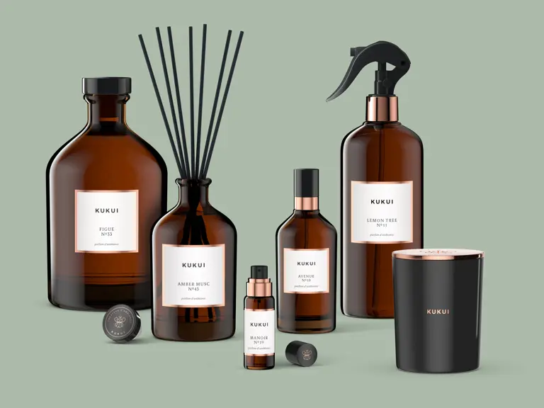 Serviererin auf rotem Teppich