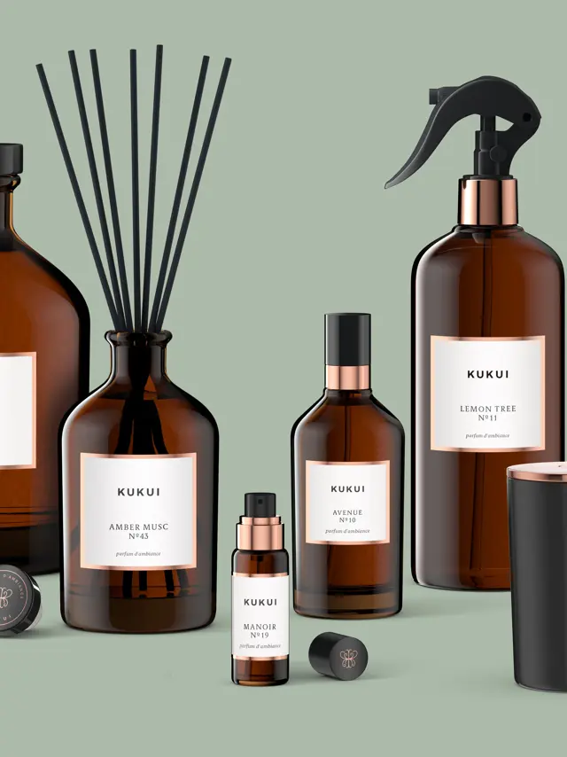 Serviererin auf rotem Teppich