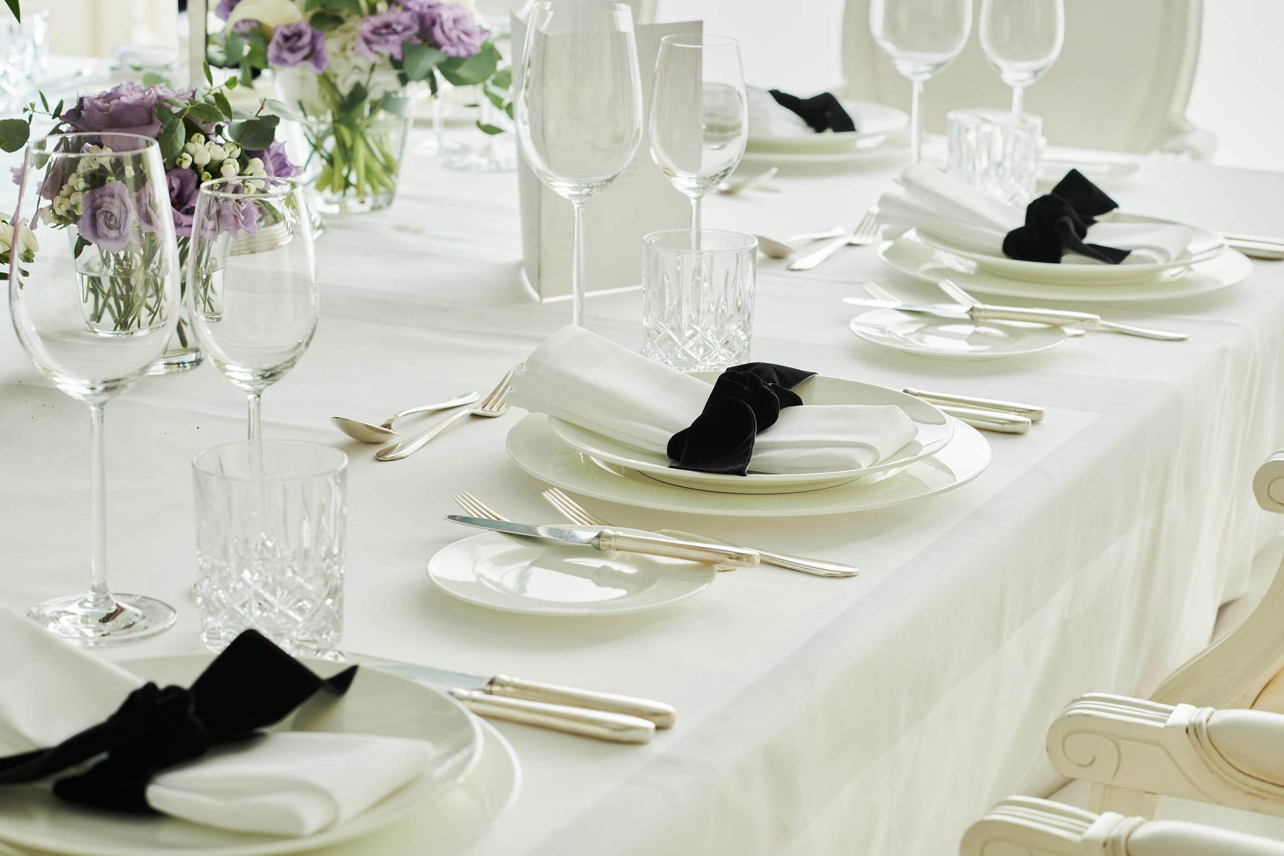 Detailaufnahme schön aufgedeckter Bankett-Tisch