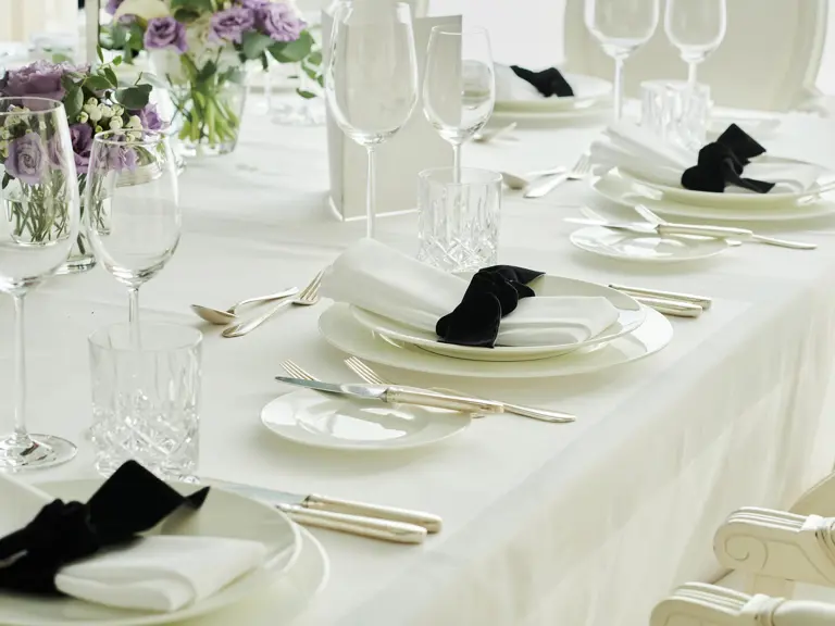 Detailaufnahme schön aufgedeckter Bankett-Tisch