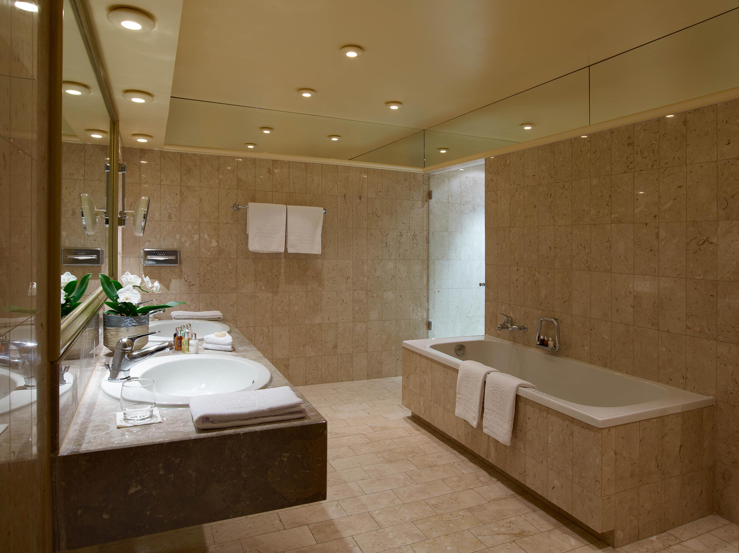 Grosszügiges Marmorbadezimmer