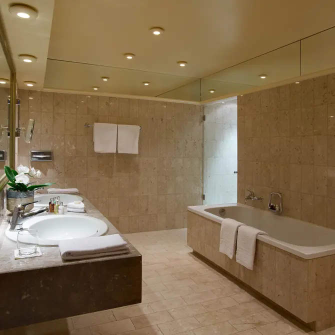 Grosszügiges Marmorbadezimmer