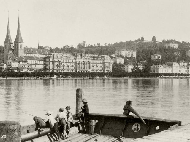 Grand Hotel National Luzern historisches Foto mit fischenden Knaben im Vordergrund