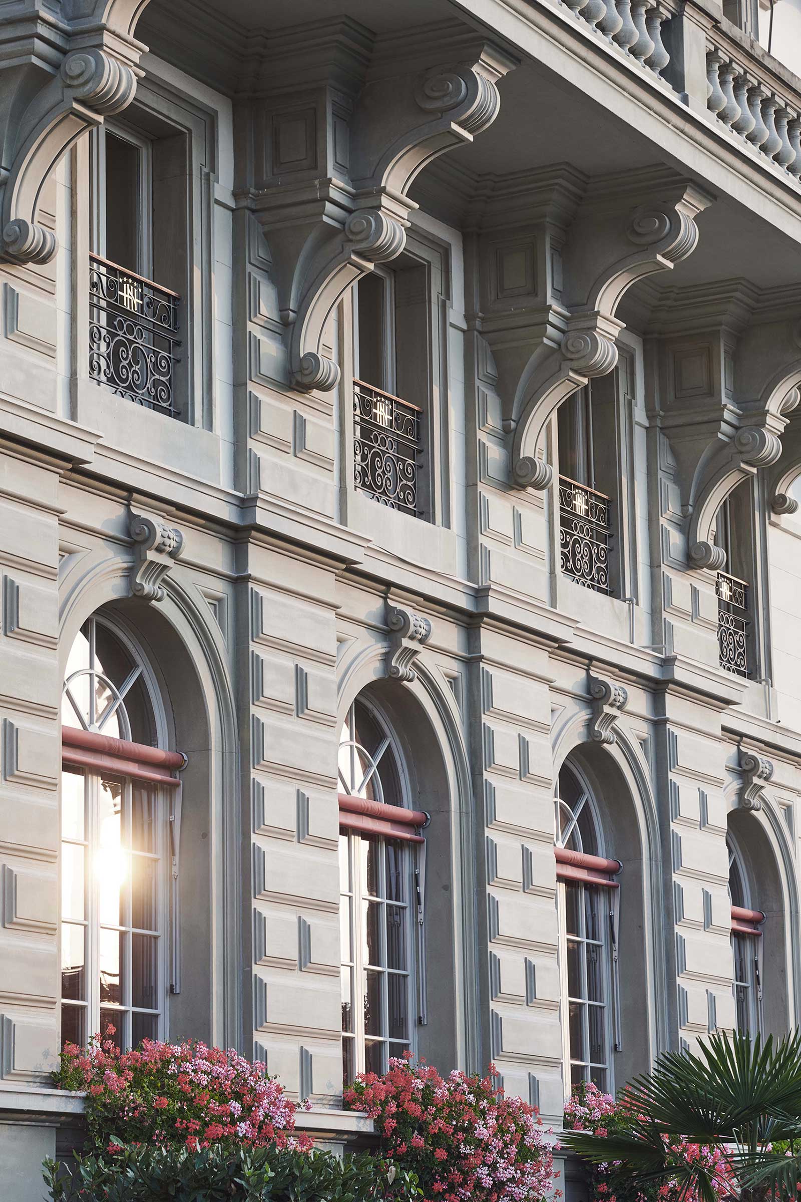 Fassade mit Geranien Grand Hotel National Luzern