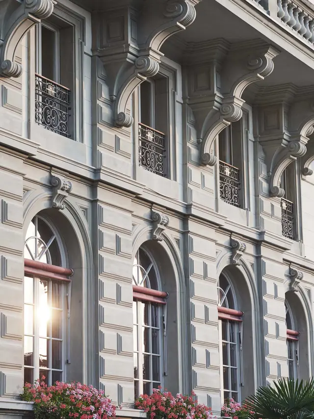 Fassade mit Geranien Grand Hotel National Luzern